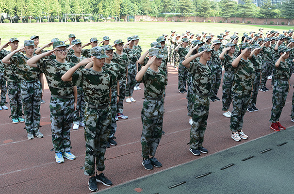 軍訓(xùn)結(jié)業(yè)典禮：大片來襲，整齊劃一，為你們強勢比心！