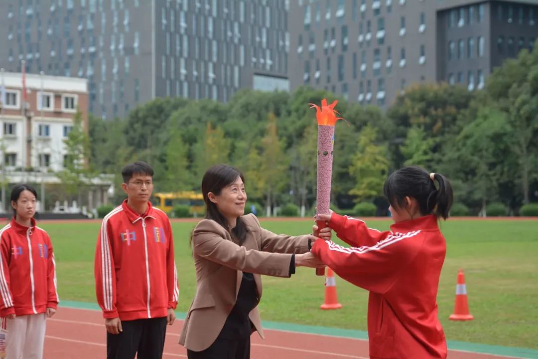 我運(yùn)動(dòng) 我健康 我快樂(lè)——中學(xué)部開展第二十一屆體育節(jié)